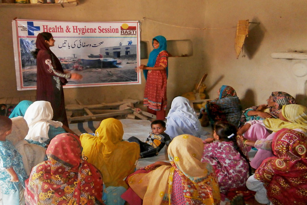 Die Baumwollpflückerinnen von Pakistan: Frauen einer pakistanischen Selbsthilfegruppe bei einer Gesundheits- und Hygieneschulung