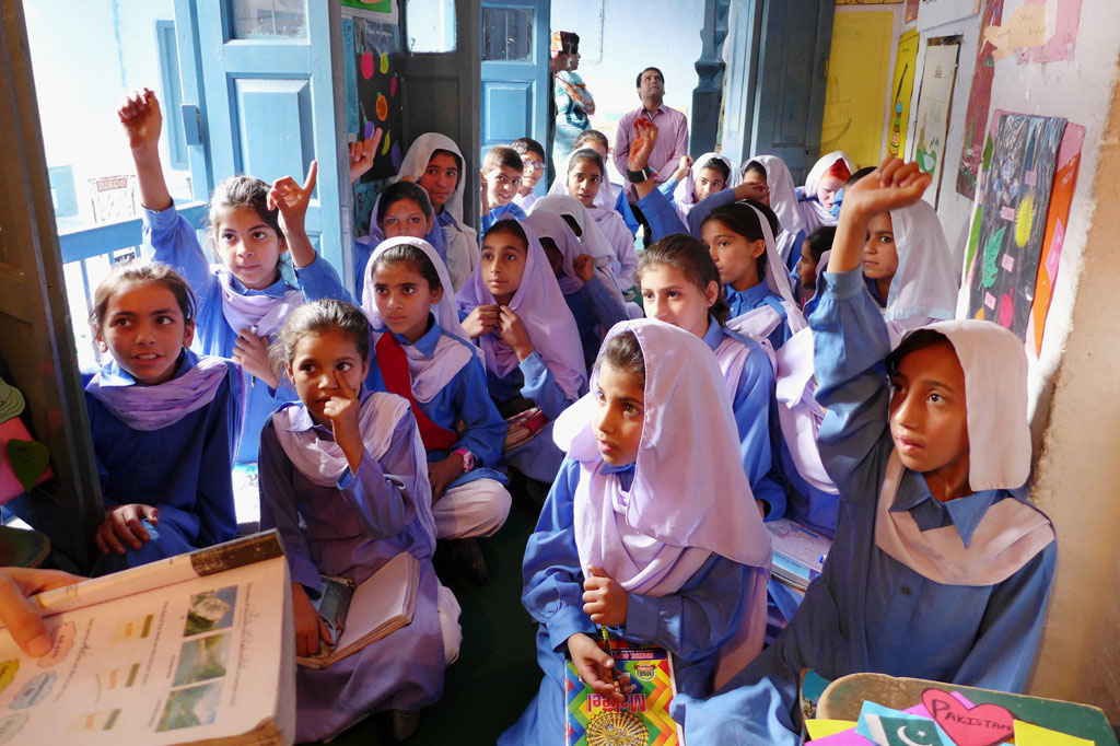 Die Baumwollpflückerinnen von Pakistan: Noch kommen viel zu wenige Mädchen in Pakistan in den Genuss von Schulunterricht. Selbsthilfegruppen tragen dazu bei, dass sich das ändert.