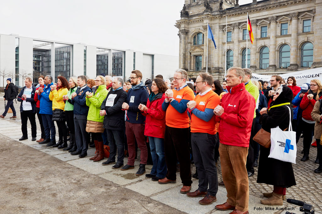 Im kühlen Wind vor dem Reichstagsgebäude in Berlin: Appell für Frieden in Syrien (Foto: Mike Auerbach)