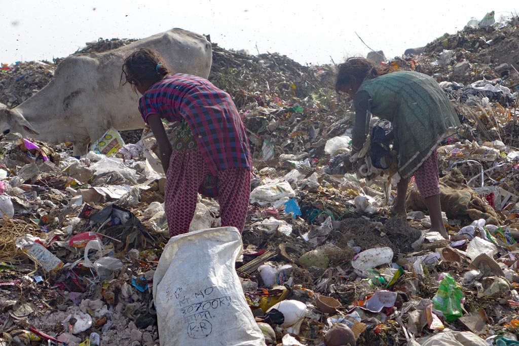 Die Müllsammler leben mit und von dem Müll. Für viele bleibt der Schulbesuch ein ferner Traum Die Schadstoffe, denen sie auf der Müllkippe ausgesetzt sind, verursachen schwere gesundheitliche Schäden.