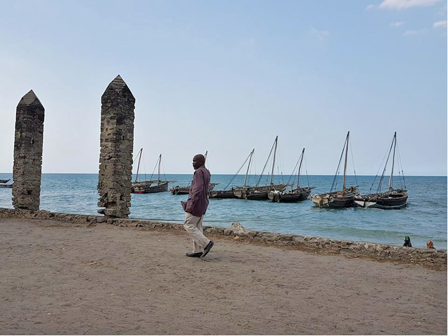 Apartheid - Der ehemalige Sklavenhafen in Bagamoyo, heute ein kleiner Ort an der tansanischen Küste direkt gegenüber von Sansibar. Von hier aus wurden die Sklaven aus dem Landesinneren zum internationalen Sklavenmarkt auf Sansibar verschickt.
