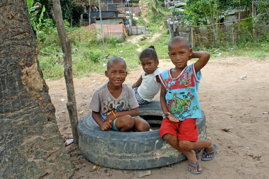 Nachbarschaftsinitiative: Die Kinder aus dieser kleinen Favela am Rande von Salvador de Bahia auf ihrem "Spielplatz" (Foto: J. Schübelin)