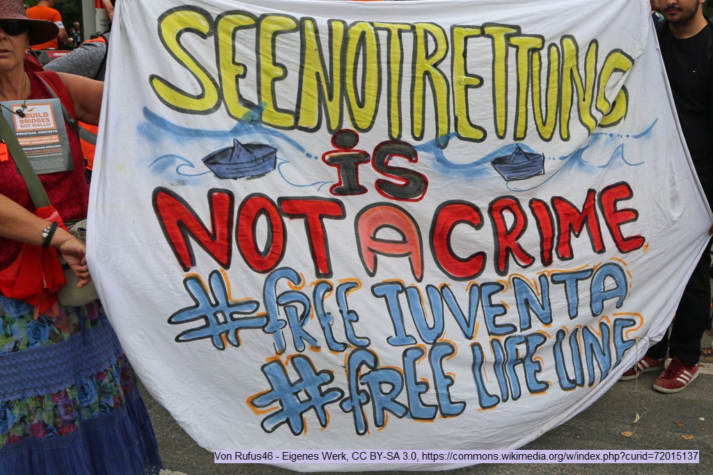 Demo-Plakat mit der Aufschrift "Seenotrettung is not a Crime"