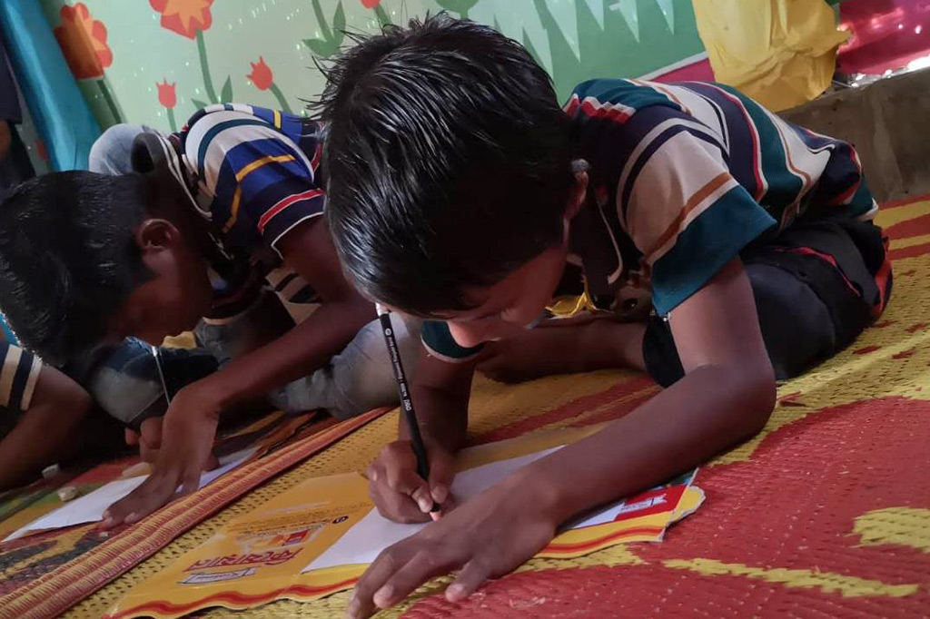 Im Schutzzentrum malen Kinder auf, was sie belastet. Das lager der Rohingya weist mehrere dieser Kinderschutzzentren auf.