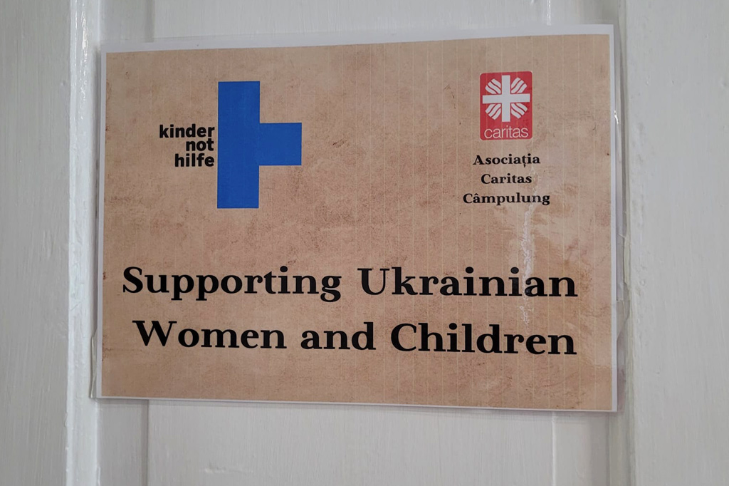 Schild zur Kooperation von Kindernothilfe und Caritas in Moldau
