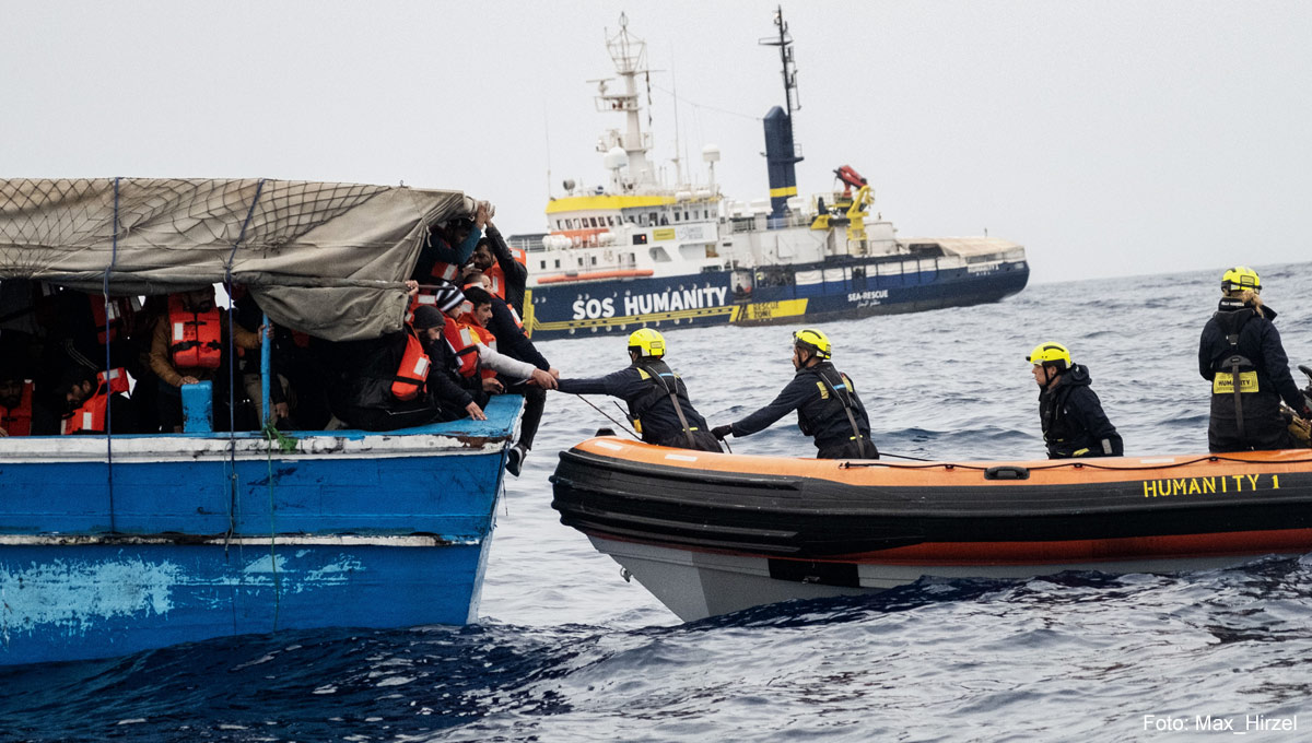 Rettungsaktion mit Schlauchboot auf hoher See